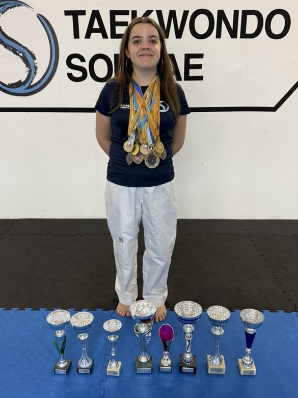 Ana con sus medallas