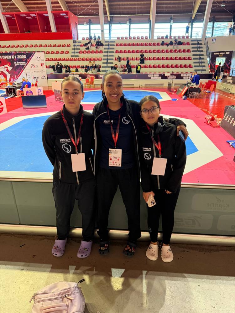 Yassmin, Selva y Sara Hachem con la chaqueta de Taekwondo Sonbae junto al tatami del Albania Open G1 2026 en Tirana