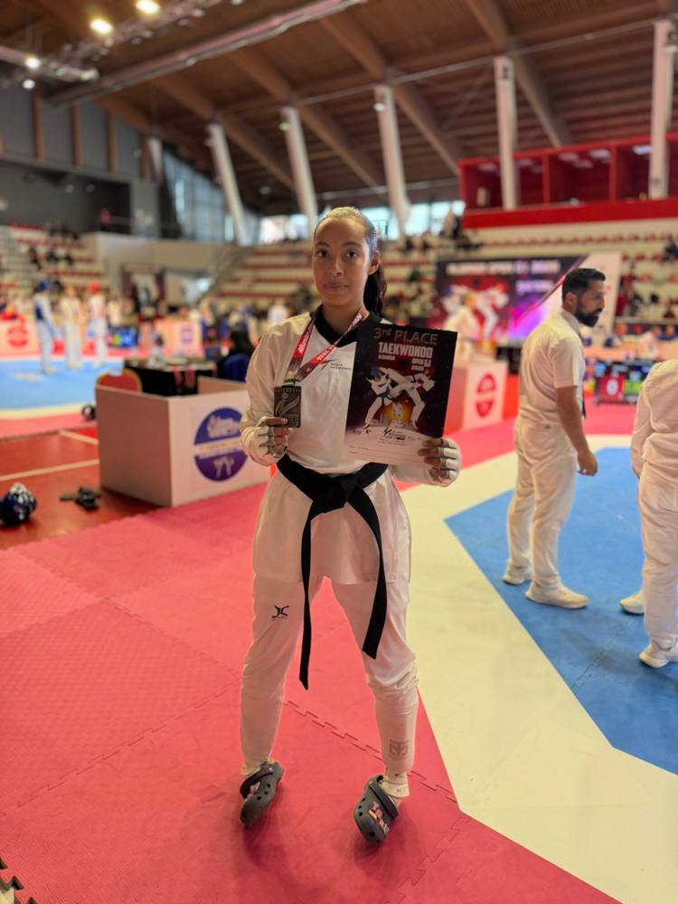 Yassmin con su medalla de bronce y el diploma de tercer puesto en el Albania Open G1 2026