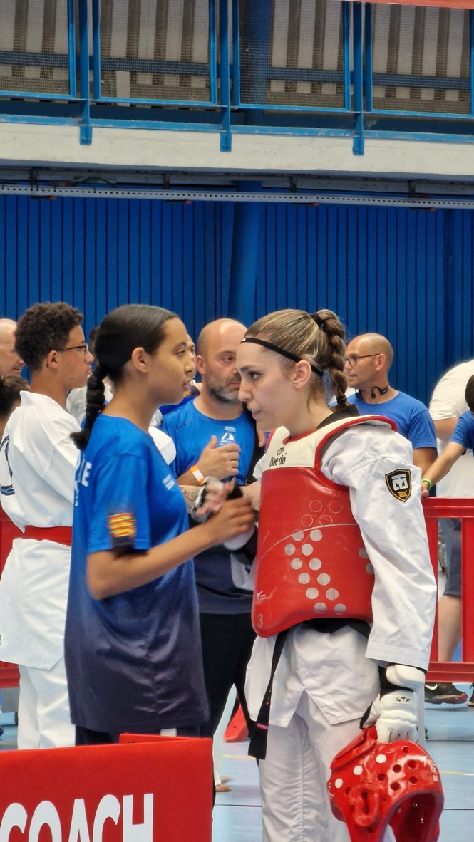 Yassmin y Marina concentradas antes del combate, Taekwondo Sonbae