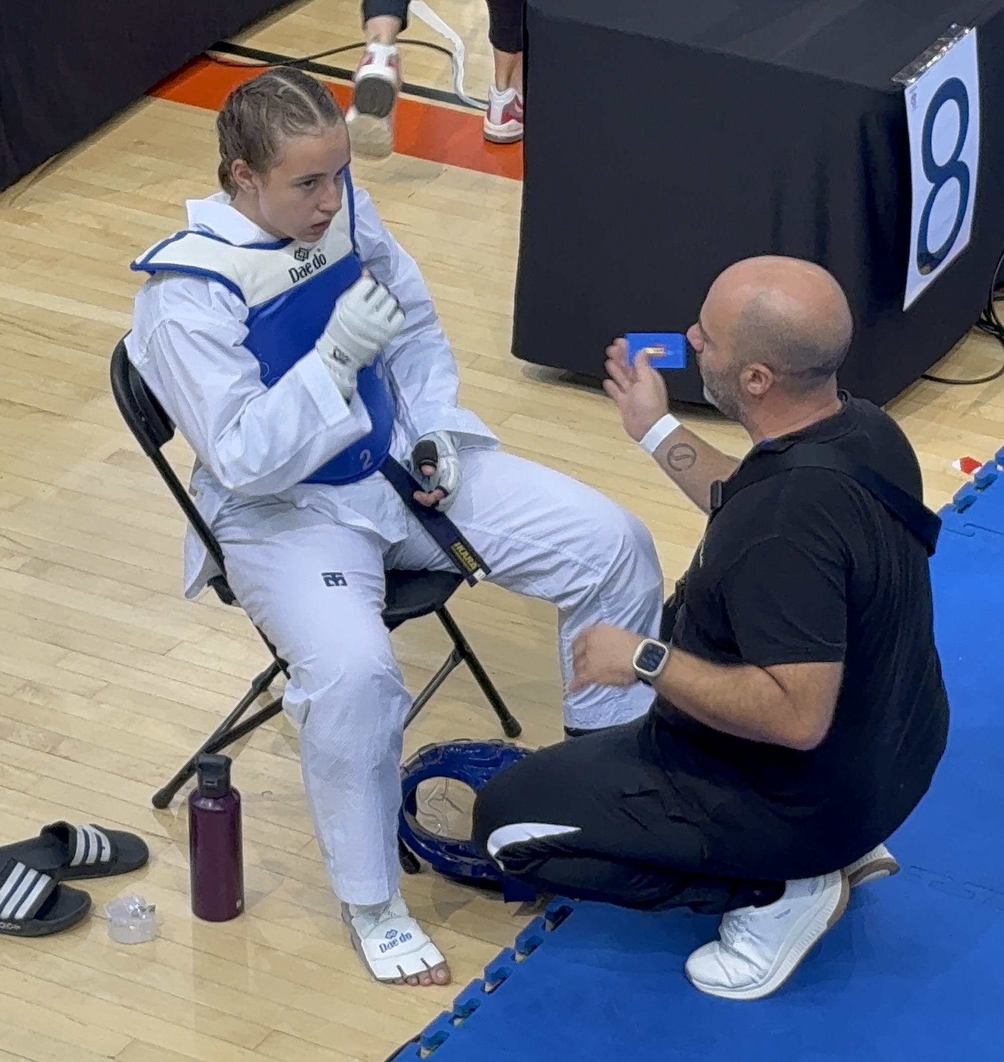 David preparando a una competidora antes del combate, Taekwondo Sonbae