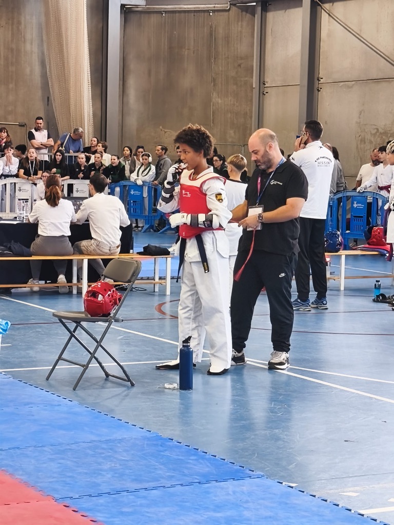David preparando a Osian antes del combate, Taekwondo Sonbae