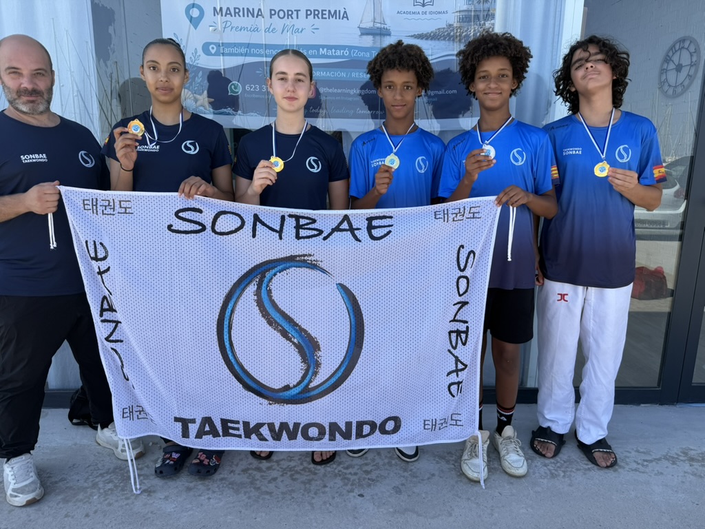 Equipo de competición de Taekwondo Sonbae con medallas en la Liga Under de Prémia de Mar