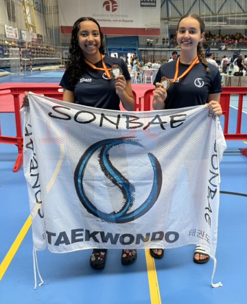 Yassmin y Selva con sus medallas de oro y el banner de Taekwondo Sonbae en el Open de la Alcarria