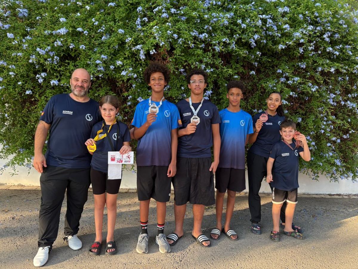 Equipo de competición de Taekwondo Sonbae con sus medallas en el III Open Internacional de Sant Pere de Ribes