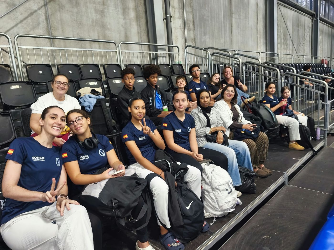Competidores y familias de Taekwondo Sonbae en la grada del Open de Sant Pere de Ribes