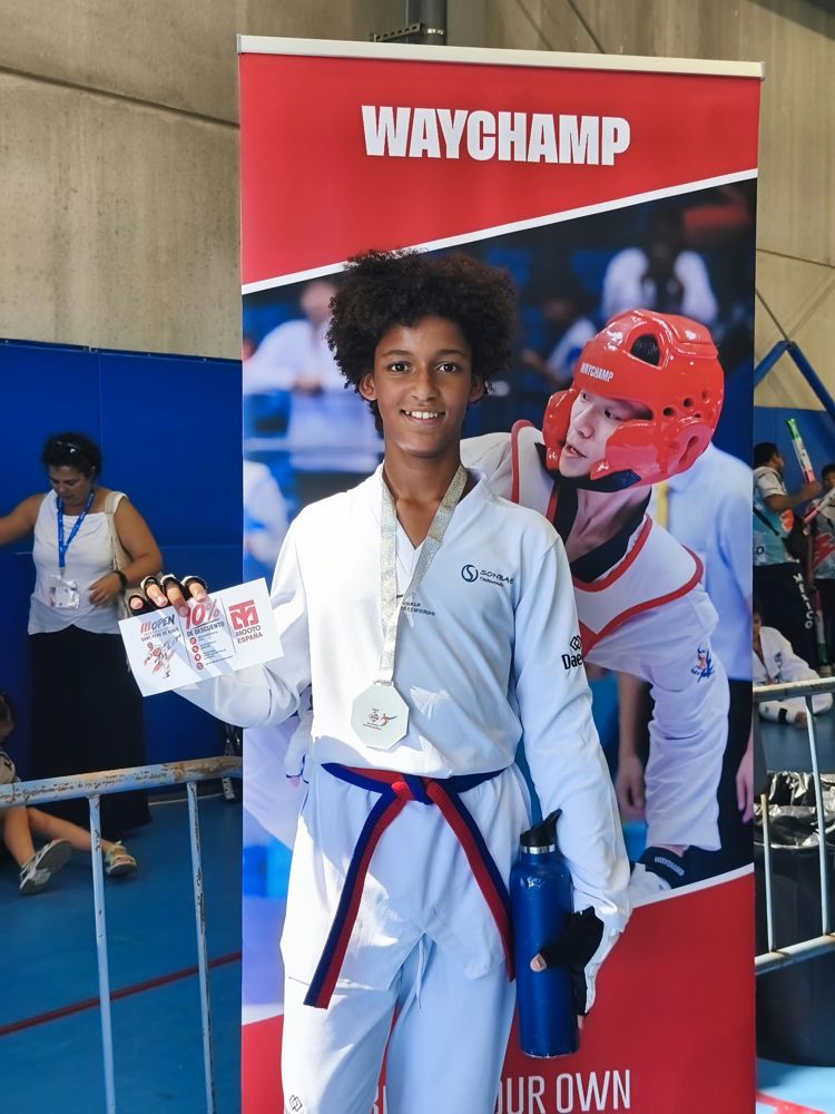 Competidor de Taekwondo Sonbae con su medalla de plata en Sant Pere de Ribes