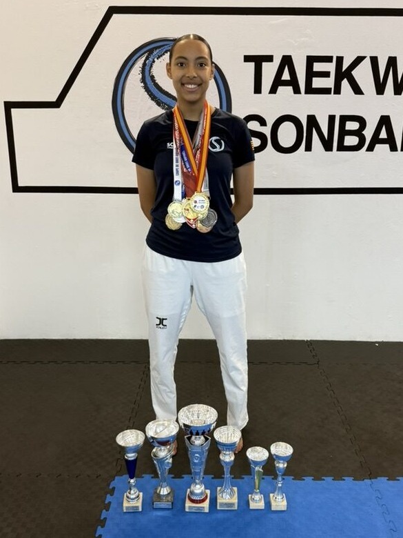 Yassmin con sus medallas